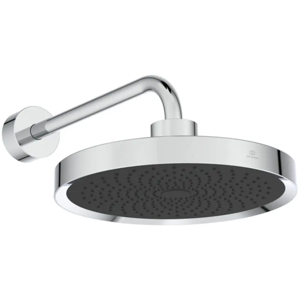 Regenbrause in Chromoptik von Ideal Standard, montiert an Wandarm, mit runder Kopfbrause und eingebauter Beleuchtung.